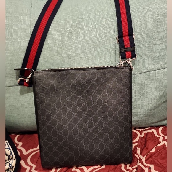 Gucci crossbag. Barely used. - Picture 2 of 3